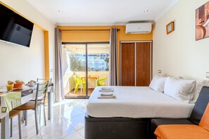 Iron/ironing board, free WiFi, bed sheets