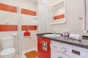 Dusche, Haartrockner, Handtücher, Seife