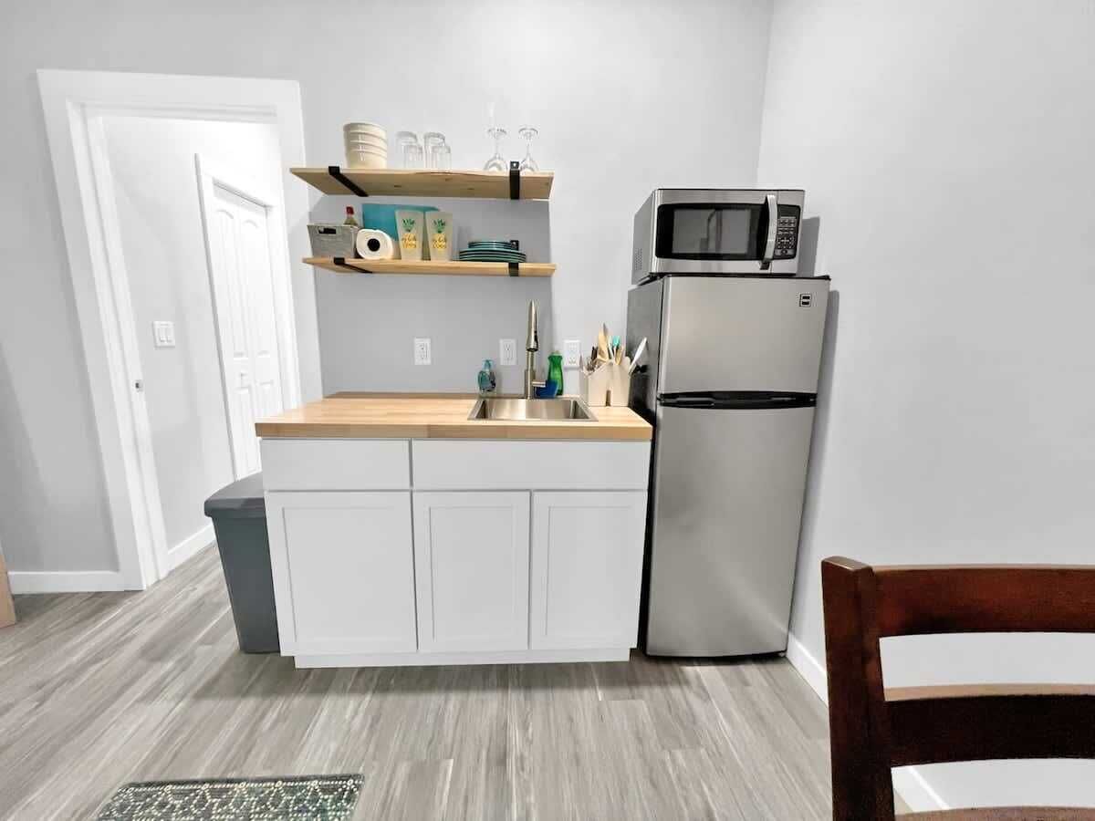 Kühlschrank, Mikrowelle, Herdplatte, Wasserkocher mit Kaffee-/Teezubehör