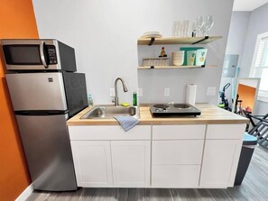 Réfrigérateur, four à micro-ondes, surface de cuisson, cafetière-théière