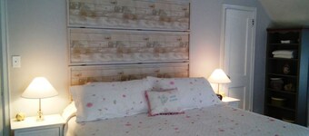 Cozy 1-bedroom B&B with WIFI, AC in charming Northfield.