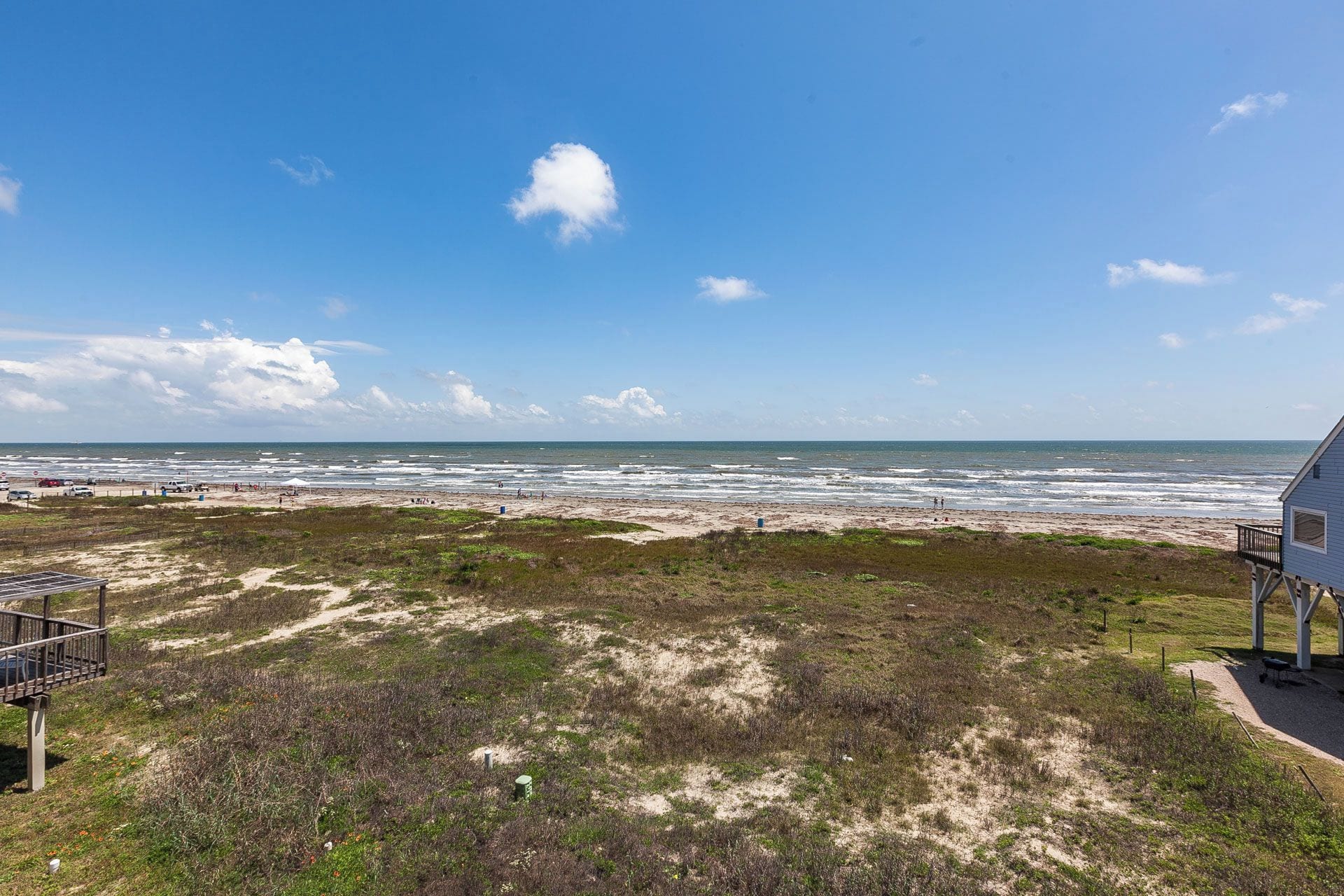Une vue sur la plage avec une maison et un sentier menant à la plage.