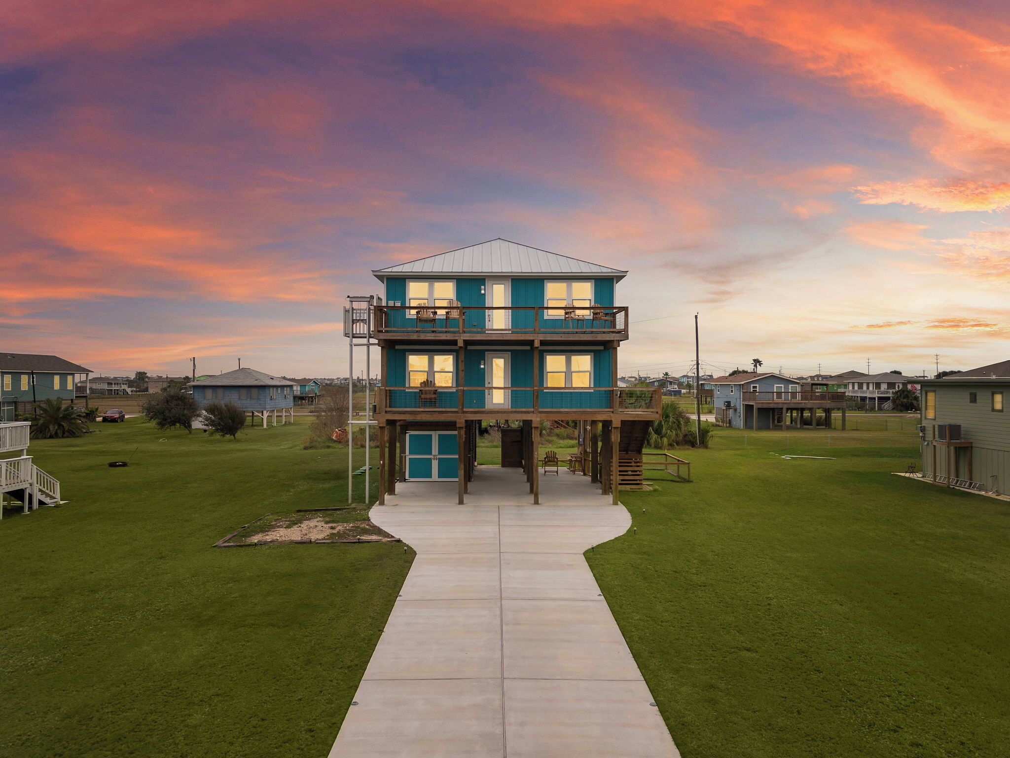 House (4 Bedrooms) | Exterior