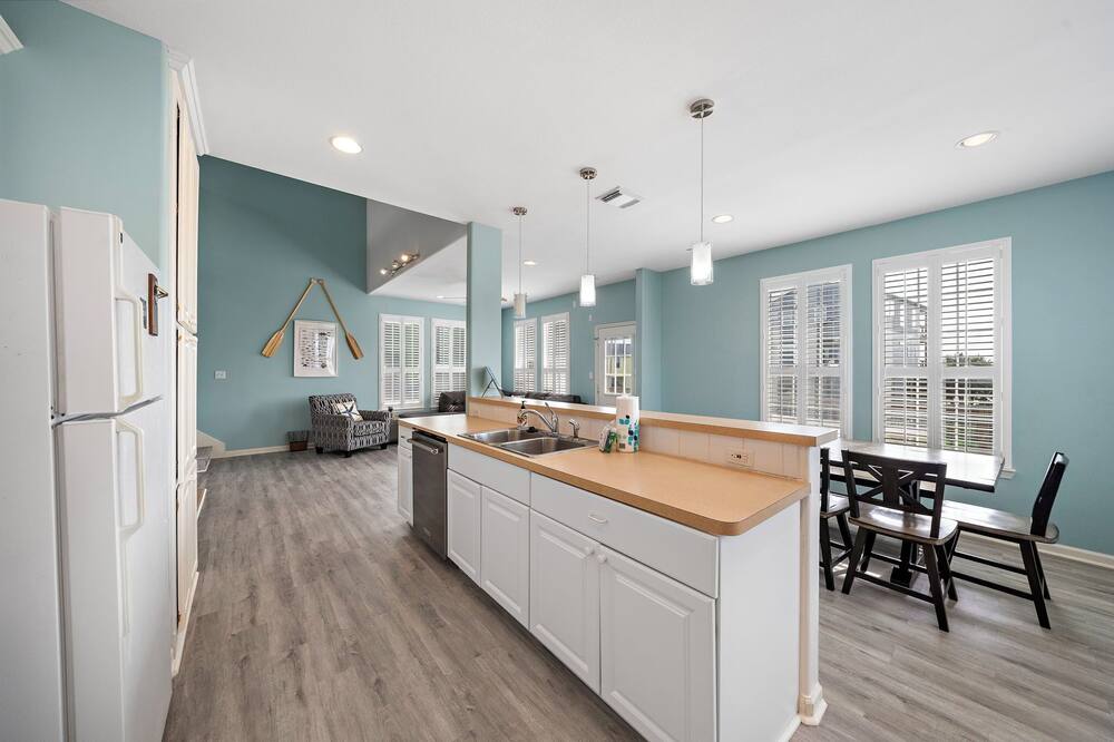 The Krusty Krab by Ryson Vacation Rentals - Sea Isle, TX