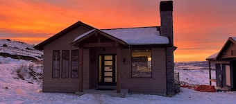 Amazing new 2-bedroom w/ loft modern cabin in Eden, in Wolf Creek, at Powder Mtn