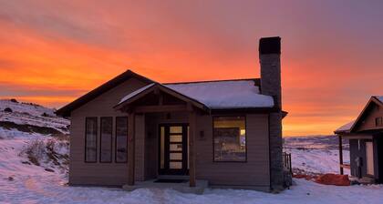 Amazing new 2-bedroom w/ loft modern cabin in Eden, in Wolf Creek, at Powder Mtn