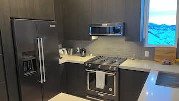 冰箱、微波炉、烤箱、炉灶