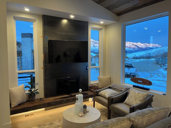 Smart TV, fireplace