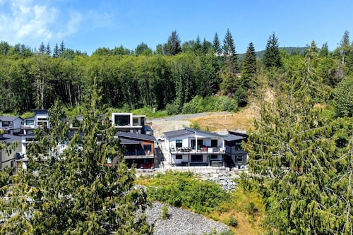 Cowichan Lake Escape | Lakefront | Hot Tub | Pets