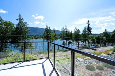 Cowichan Lake Escape | Lakefront | Hot Tub | Pets