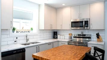 Een koelkast, een microgolfoven, een oven, een kookplaat