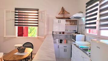 Basic Apartment, Patio | Private kitchen | Electric kettle, toaster