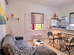 Eenvoudig appartement, terras | Privékeuken | Een waterkoker, een broodrooster