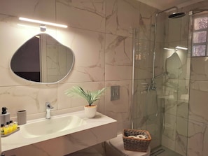 Apartamento família | Banheiro | Secador de cabelo, chinelos, toalhas de banho, sabonete