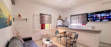 Basic Apartment, Patio | Private kitchen | Electric kettle, toaster