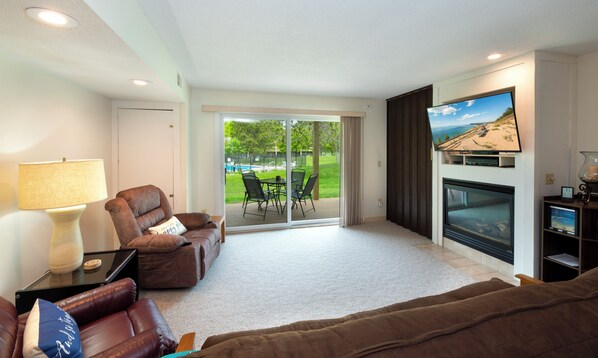 Smart TV y chimenea 