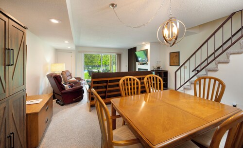 Leelanau Wine Country Condo, 2 Bedroom, 3 Bath, Outside Heated Pool, A/C