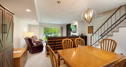 Leelanau Wine Country Condo, 2 Bedroom, 3 Bath, Outside Heated Pool, A/C