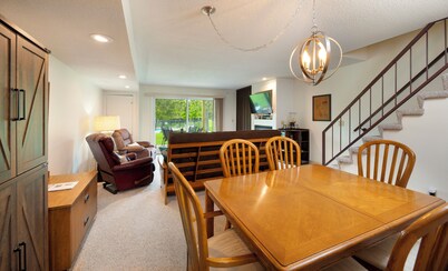 Leelanau Wine Country Condo, 2 Bedroom, 3 Bath, Outside Heated Pool, A/C