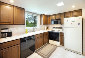 Micro-ondes, four, plaque de cuisson, lave-vaisselle