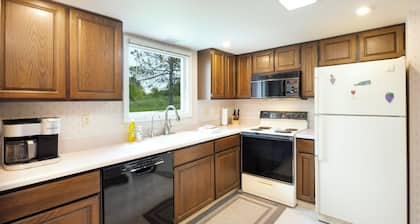 Leelanau Wine Country Condo, 2 Bedroom, 3 Bath, Outside Heated Pool, A/C