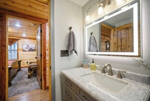 Shower, hair dryer, towels, toilet paper - The Riverman House, Broken Bow (Broken Bow)
