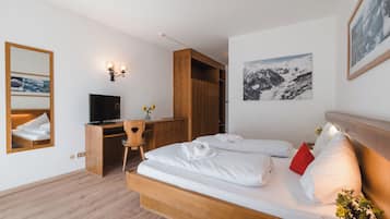 Chambre Double Classique, balcon, vue montagne | Coin séjour