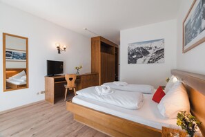 Habitación doble clásica, balcón, vista a la montaña | Área de sala de estar | Piso con calefacción 