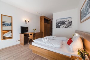 Habitación clásica doble, balcón, vistas a la montaña | Zona de estar | Una televisión, suelo radiante