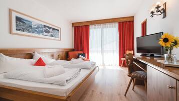 Classic-Doppelzimmer, Balkon, Bergblick | Wohnbereich | Fernseher, Fußbodenheizung