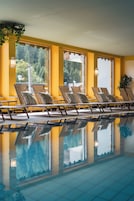 Una piscina cubierta