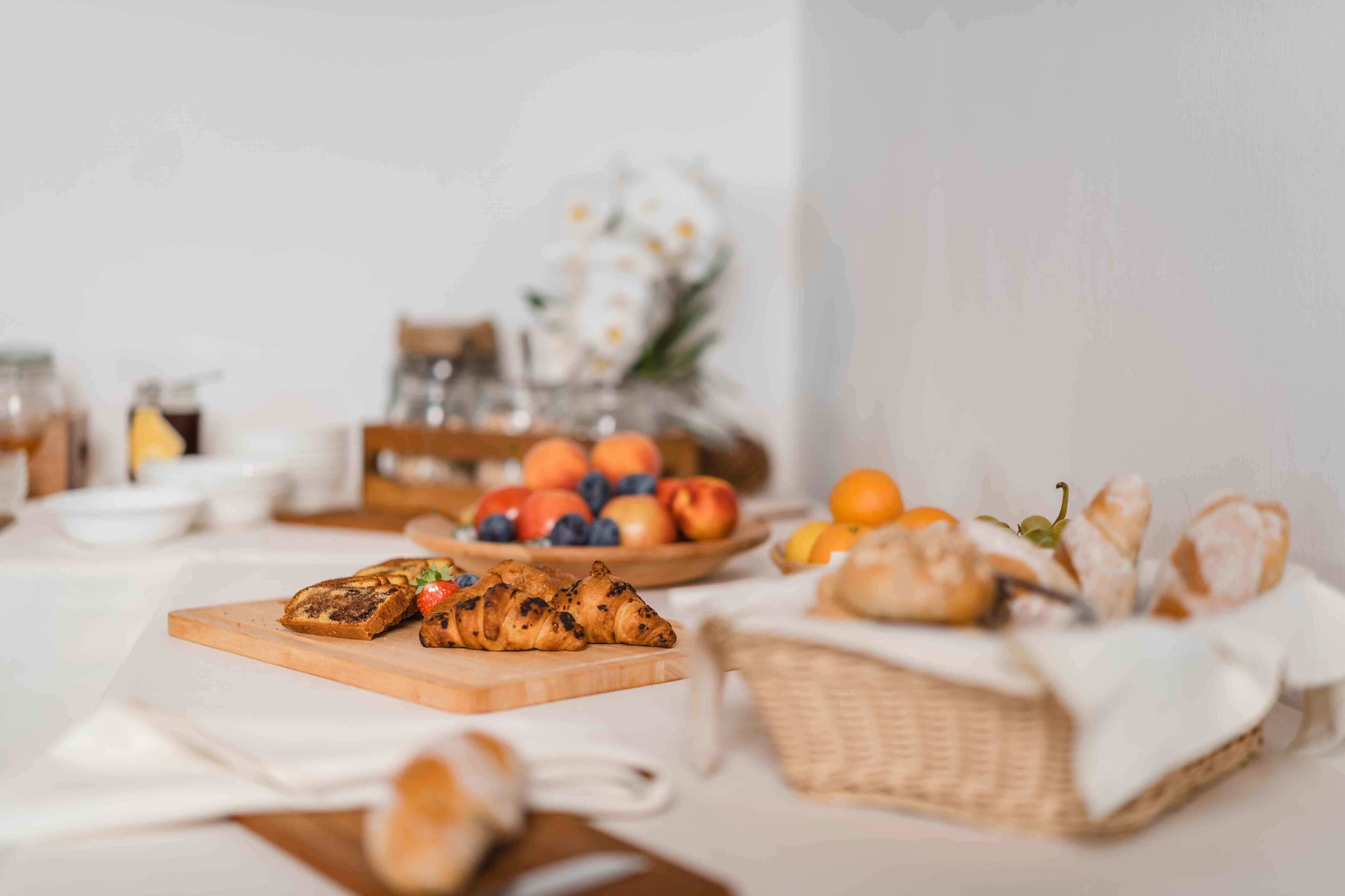 朝食 (ビュッフェ)、毎日提供 (無料)