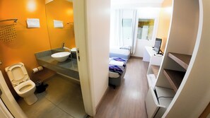 Desk, laptop workspace, soundproofing, free WiFi - Hotel Innove Guaíba (Guaiba)