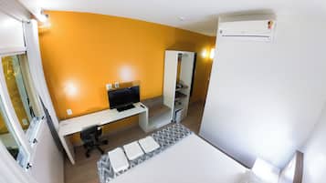 Kamar Double Standar | Meja kerja, ruang kerja ramah laptop, Wi-Fi gratis, dan seprai linen