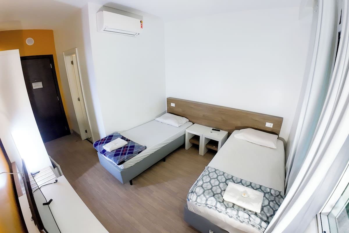 Quarto duplo standard | Escrivaninha, espaço de trabalho para notebook, Wi-Fi de cortesia