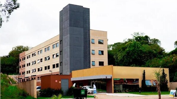 Vista frontal de la propiedad