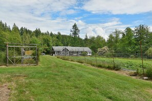 Property grounds - Coastal Hideaway Private Suite (Gibsons)