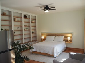1 bedroom, WiFi, bed sheets - Coastal Hideaway Private Suite (Gibsons)