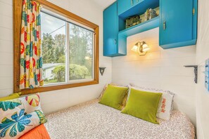 1 bedroom, bed sheets