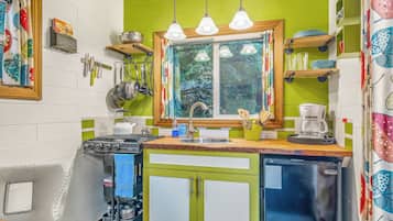 Fridge, stovetop, coffee/tea maker, toaster