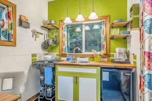 Refrigerador, placa de cocina, cafetera/tetera, tostadora