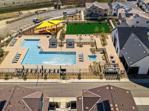 Outdoor pool - Charming townhome with WiFi, AC, Pool and Community Center in Peaceful Fallbrook (Fallbrook)