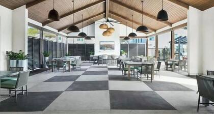 Charming townhome with WiFi, AC, Pool and Community Center in Peaceful Fallbrook