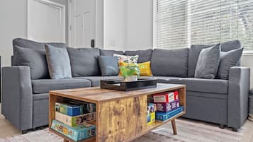 Smart TV, libros y videoteca