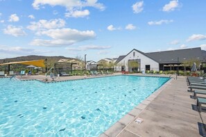 Outdoor pool - Charming townhome with WiFi, AC, Pool and Community Center in Peaceful Fallbrook (Fallbrook)