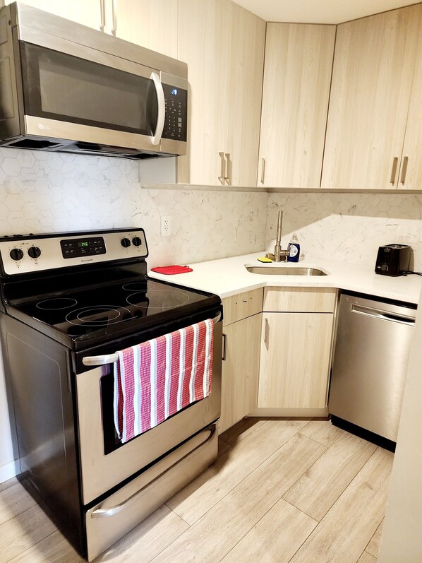 Micro-ondes, four, plaque de cuisson, lave-vaisselle