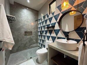 Shower, free toiletries, hair dryer, towels - Rooms Zicatela (Puerto Escondido)