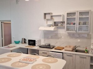 Fridge, microwave, stovetop, dishwasher