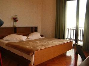 2 bedrooms, iron/ironing board, internet, bed sheets
