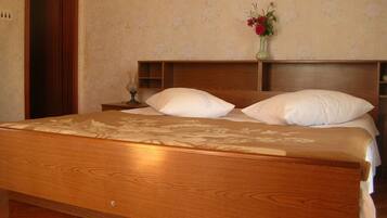 2 Schlafzimmer, BĂŒgeleisen/BĂŒgelbrett, Internetzugang, BettwĂ€sche